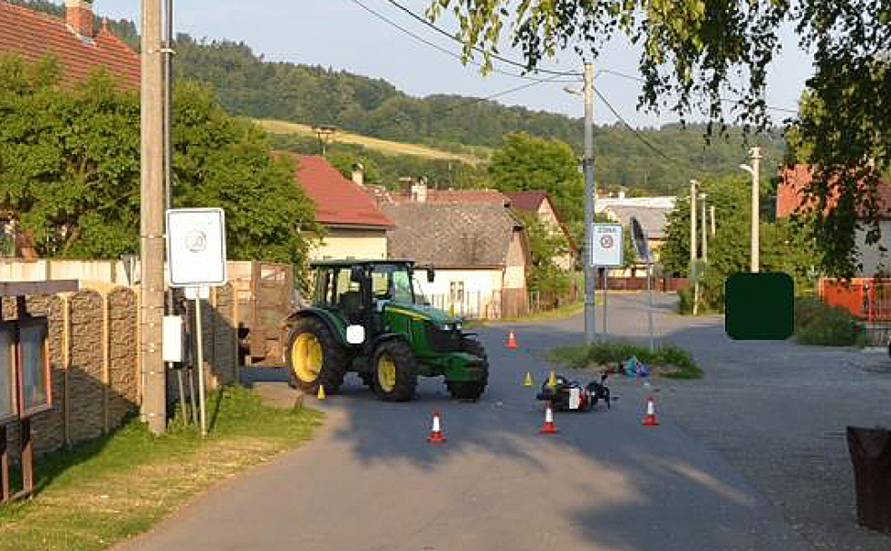 Při střetu traktoru a skútru utrpěl motocyklista těžké zranění