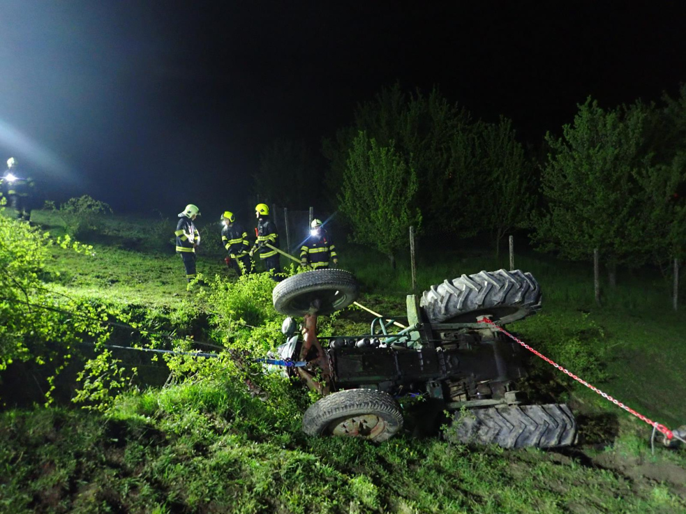 Muž zůstal pod traktorem zaklíněn. Vyproštění zraněného a následně traktoru trvalo několik hodin