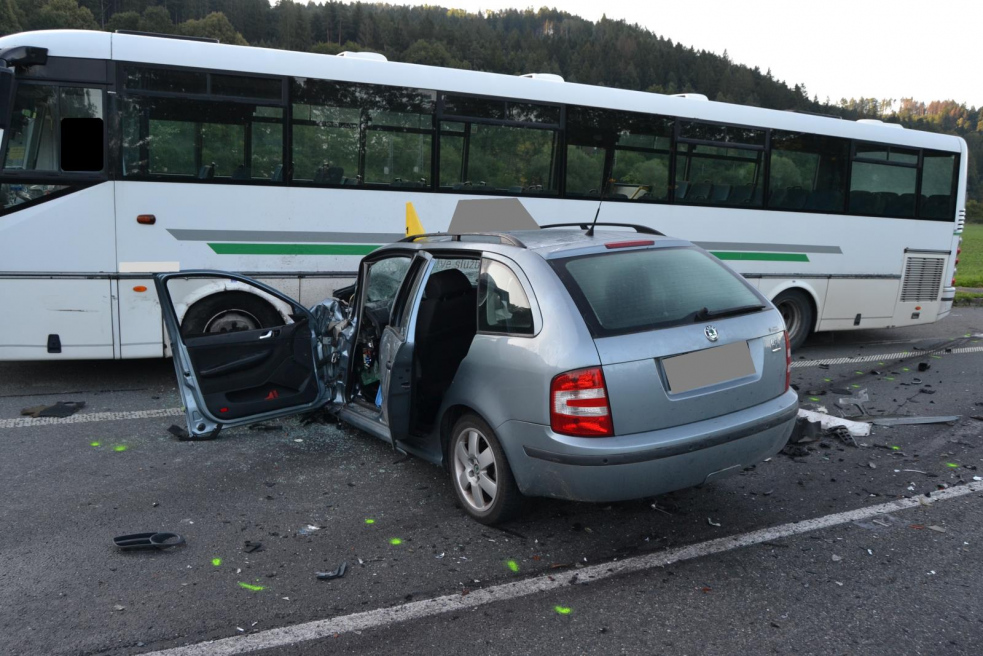 Dopravu na trase Vsetín - Valašské Meziříčí zkomplikovala ranní nehoda