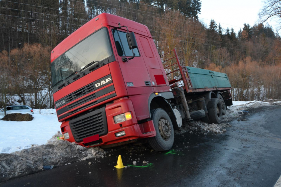 Za střetem osobního auta s náklaďákem stojí mikrospánek