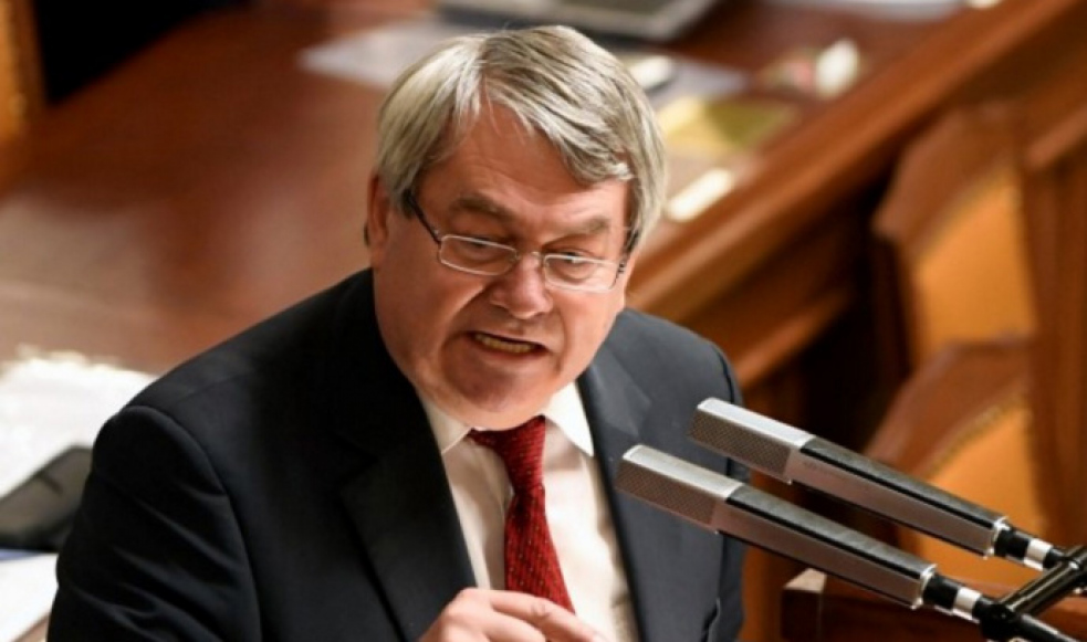 Tisíce lidí žádají odvolání komunisty Filipa z funkce místopředsedy Sněmovny