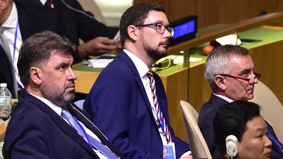Arogance Hradu: Mynář zabíjí prase, Nejedlý bez roušky a Ovčáček píše o sobectví