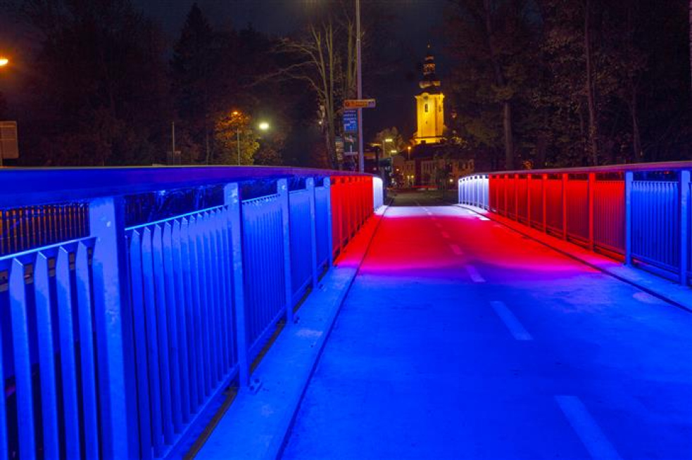 Rožnov slaví 30 let svobody: happeningem, průvodem i trikolórovým mostem