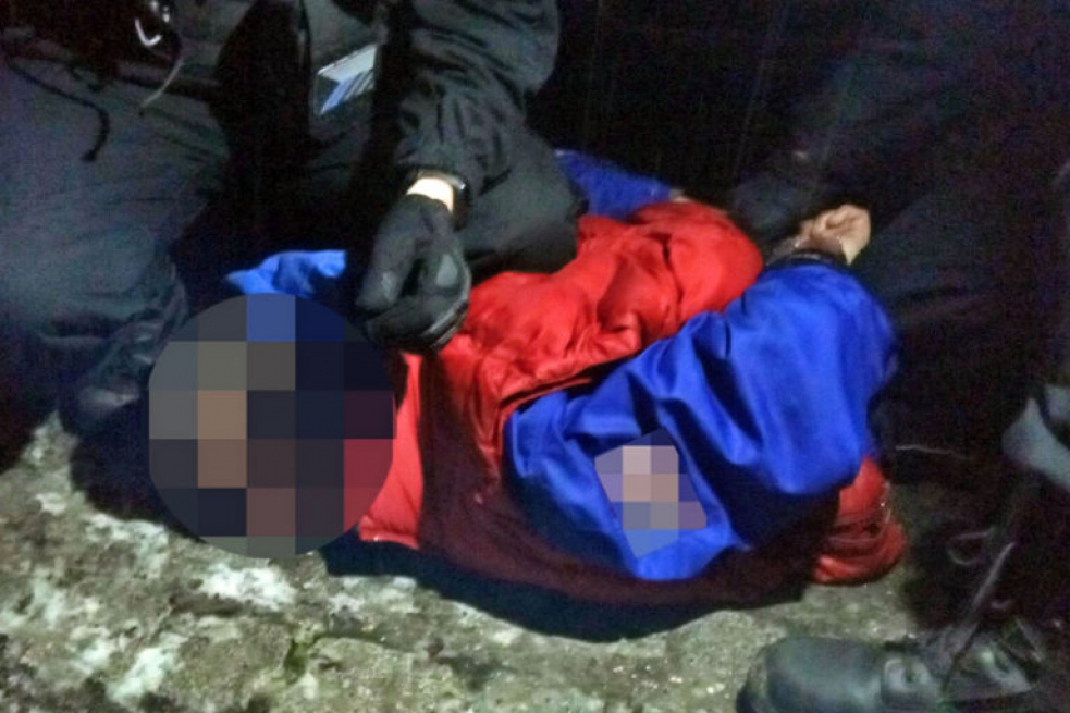 Agresivní opilec skákal po autech a chtěl se prát se strážci zákona