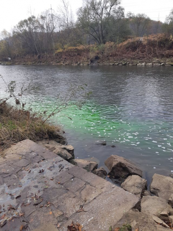 Vyšetřovací pokus na řece Bečvě. Kriminalisté použili netoxickou látku