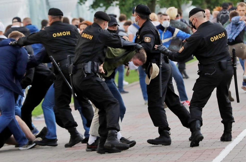 Bělorusko: Zfalšované volby, policejní násilí, demonstranti v ulicích