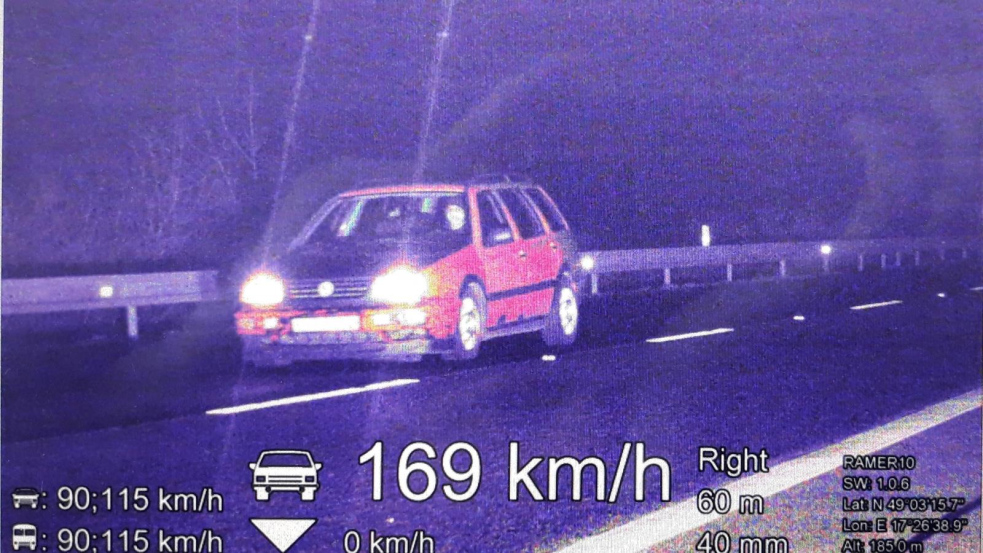Policisté naměřili řidiči mimo obec 169km/h v obci 90km/h