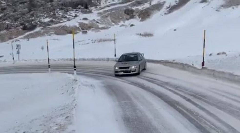 Nezodpovědné a nebezpečné chování řidičů. Zasněžené silnice lákají tzv. driftaře