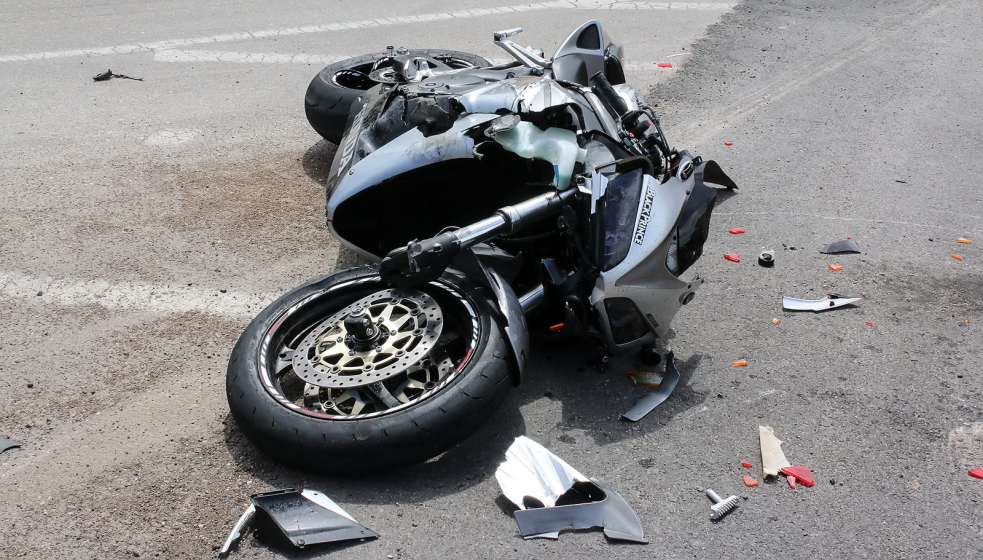 Havárie motocyklisty ve Velkých Karlovicích. Motorkář zraněním podlehl