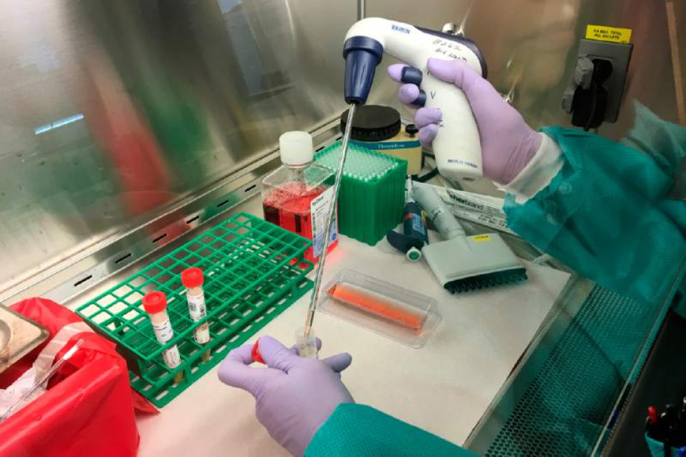 Lék na pálení žáhy zabírá na koronavirus, v USA už se testuje