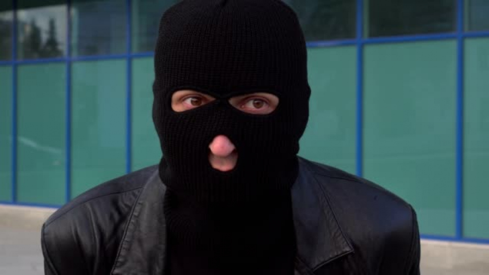 Cizinci brutálně napadli pracovnici směnárny. Ukradli téměř 3 miliony!