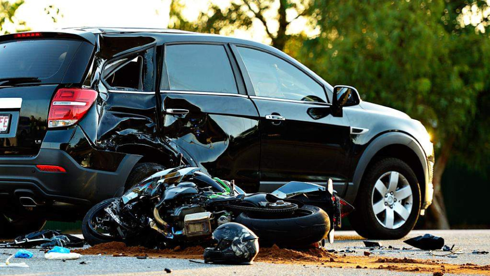 Při nehodě zemřel řidič motocyklu. Spolujezdkyně je těžce zraněna