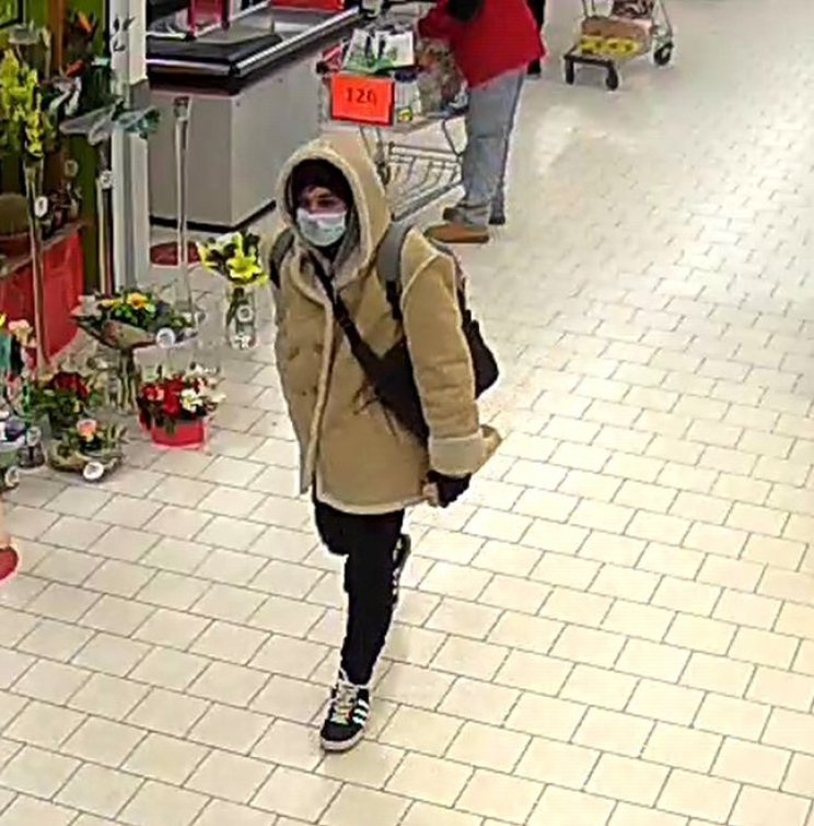 Nepovedený výběr z cizí karty. Policisté žádají o pomoc se ztotožněním
