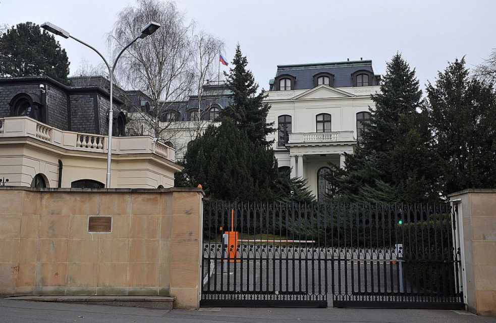 Za zločineckými útoky na české nemocnice zřejmě stojí Rusko. Rusové to odmítají