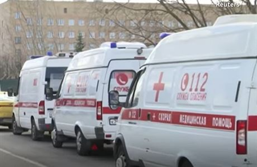 Koronavirus paralyzoval Moskvu. Sanitky s pacienty stály před nemocnicemi ve frontách, na příjem čekaly i 12 hodin